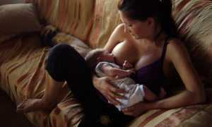 Ребенок кусает грудь деснами при кормлении до крови