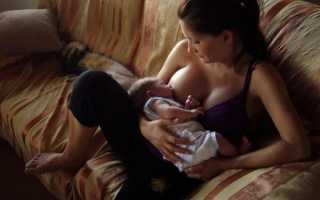 Ребенок кусает грудь деснами при кормлении до крови