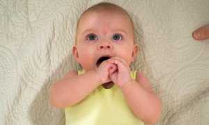 Ребенку 6 месяцев не сидит и не ползает: что делать?