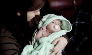 Как правильно прикладывать ребенка к груди: лежа, сидя, видео