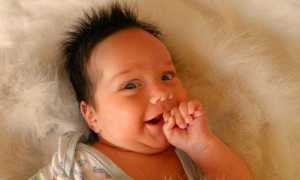 Когда новорожденный начинает улыбаться осознанно маме в ответ