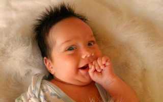 Когда новорожденный начинает улыбаться осознанно маме в ответ