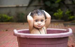 Как правильно подмывать новорожденного мальчика под краном