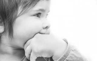 Грудничок сосет кулачок: что делать?