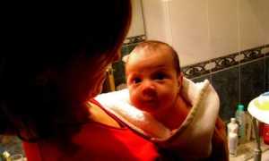 Новорожденному попала вода в ухо – что делать?