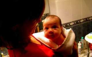 Новорожденному попала вода в ухо – что делать?