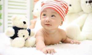 Во сколько месяцев грудничок начинает переворачиваться