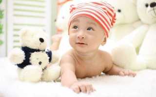 Во сколько месяцев грудничок начинает переворачиваться