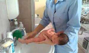 Как правильно подмывать новорожденную девочку под краном и обрабатывать: Комаровский