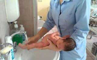 Как правильно подмывать новорожденную девочку под краном и обрабатывать: Комаровский