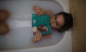 Почему возникают зеленые выделения при беременности на разных сроках