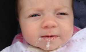 Ребенок срыгивает: почему это происходит?