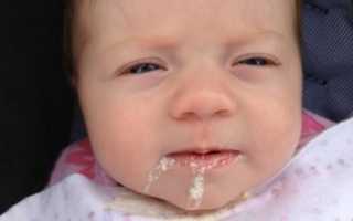 Ребенок срыгивает: почему это происходит?