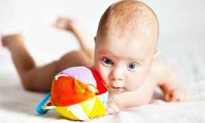 Когда ребенок начинает держать голову