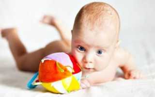 Когда ребенок начинает держать голову