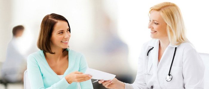 врач дает пациенту рецепт