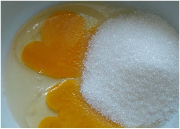 желток и сахар