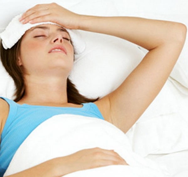 девушка приложила компресс на голову