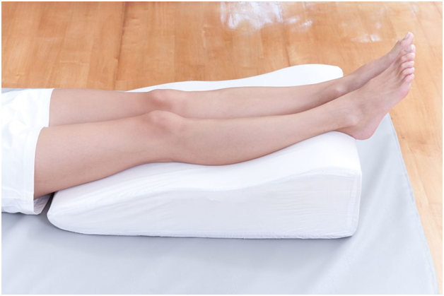 Приподнятые ноги помогут при отеке