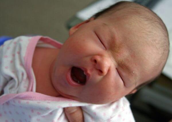 зевающий карапуз