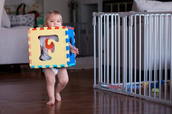 когда ребенок начинает следить за игрушкой