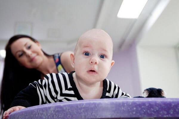 мама и малыш на приеме у доктора