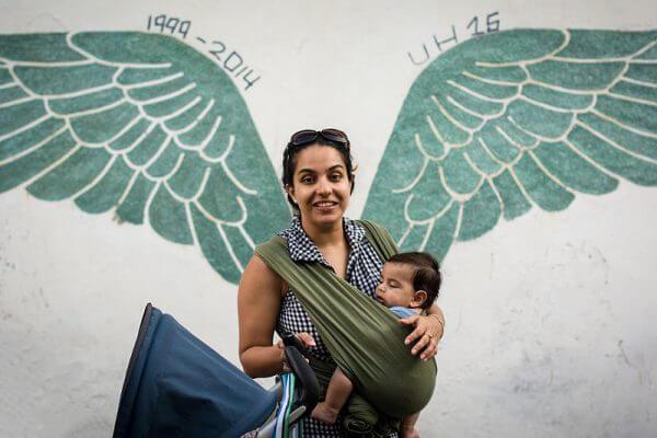 со скольки месяцев можно сажать ребенка в кенгуру