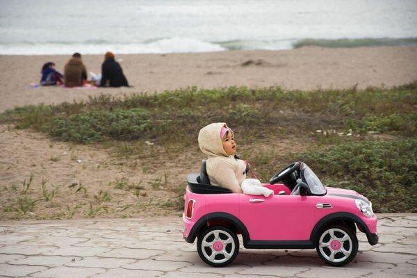 ребенок в машинке