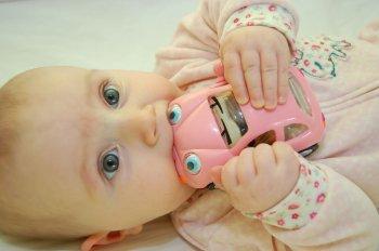 младенец с игрушкой