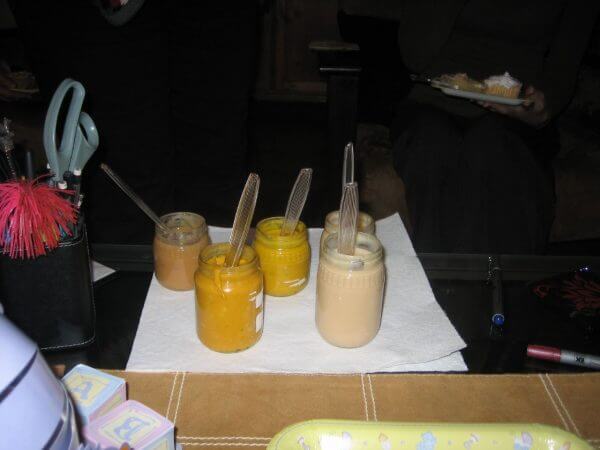 почему ребенок плачет после кормления