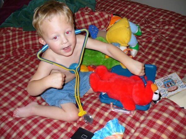 малыш с игрушками