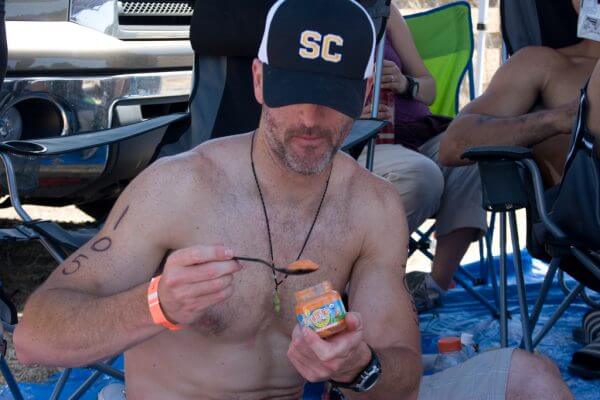 мужчина ест детское пюре