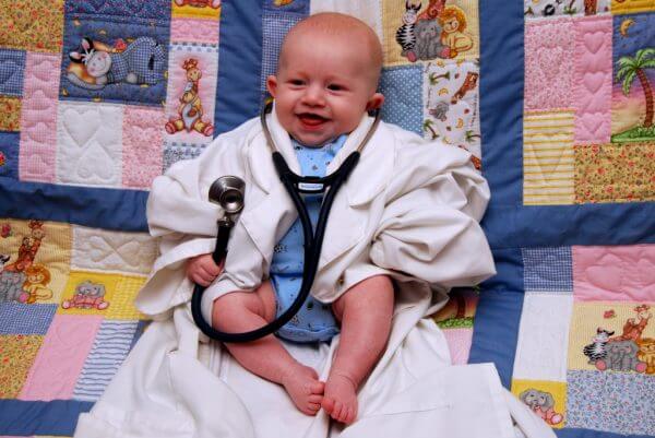 ребенок в костюме доктора