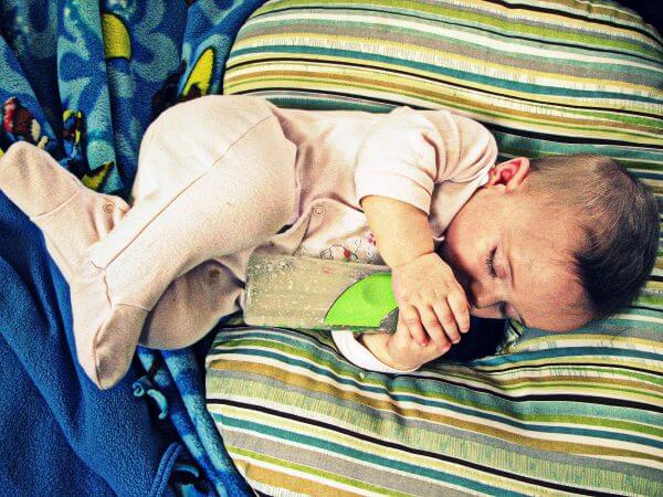 малышка с бутолочкой