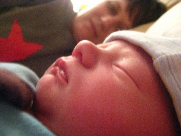 спящий грудничок с мамой