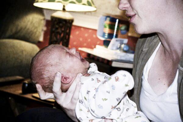 после кормления ребенок извивается и плачет