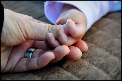 когда у младенцев появляются слезы