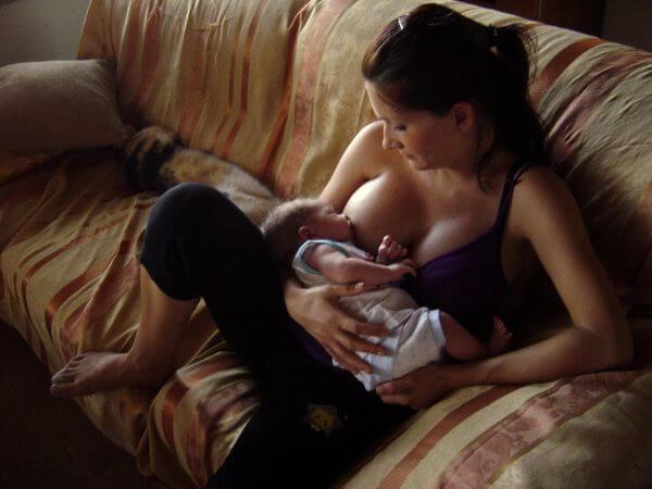 ребенок кусает грудь