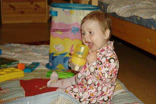 как научить ребенка пить из кружки