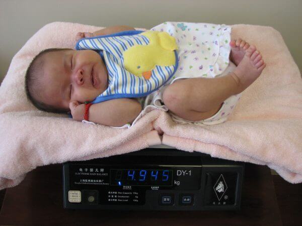 потеря веса новорожденного в роддоме