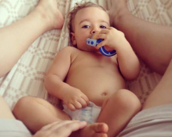 ребенок с погремушкой