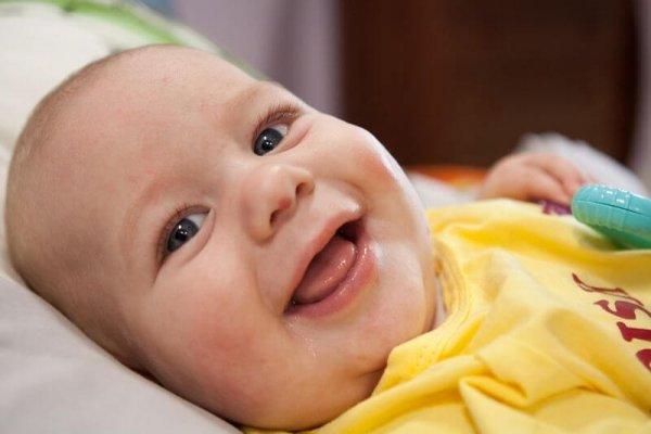 карапуз улыбается