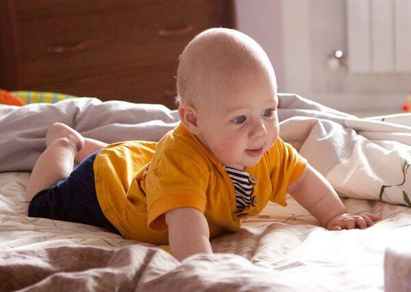 малыш на кровати