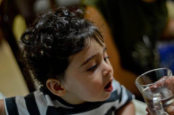 когда ребенок начинает пить из чашки