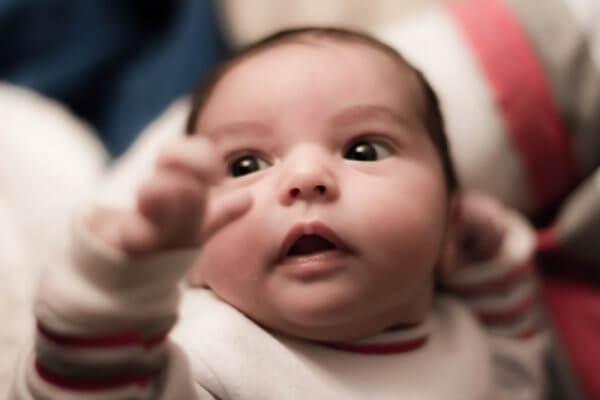 малыш показывает пальцем