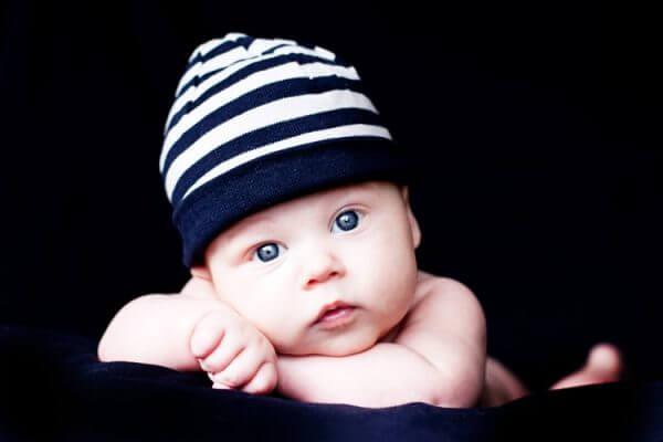 карапуз в шапочке