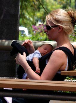 спящий ребенок в кенгуру