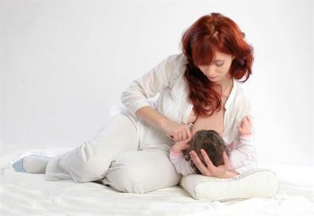 Как правильно держать ребенка при кормлении