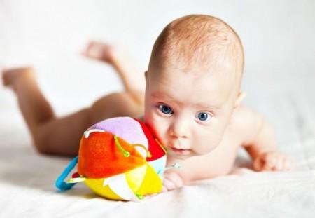 В каком возрасте кроха начинает держать голову