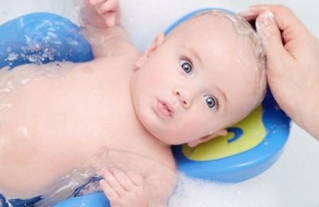 как мыть голову новорожденному